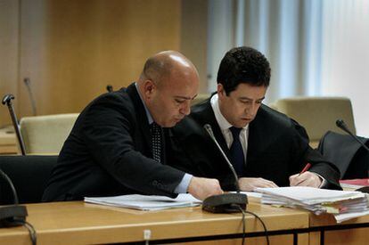 El ex espía Roberto Flórez, a la izquierda, junto a su abogado, Manuel Ollé, en el estrado del juicio contra él.