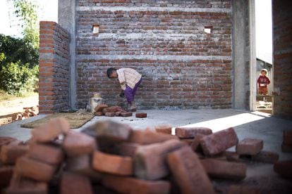 Un niño se lava las manos en una de las numerosas obras que salpican el bello paisaje nepalí. Después, volverá al trabajo. El país ocupa el puesto 145 en el Índice de Desarrollo Humano y el Gobierno estima que más de 1,5 millones de niños trabajan de manera informal.