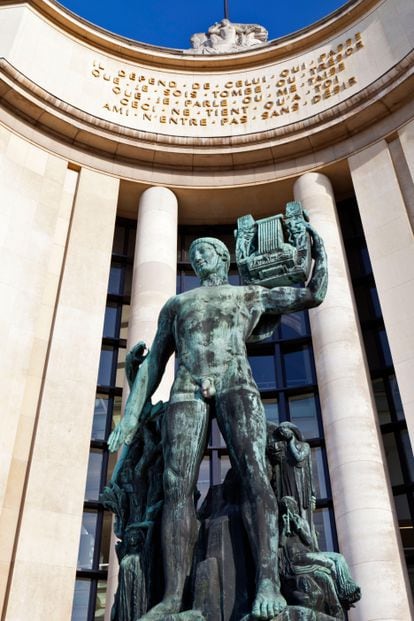 Estatua de bronce de Apolo frente a la Cité de l’architecture et du patrimoine, en París.