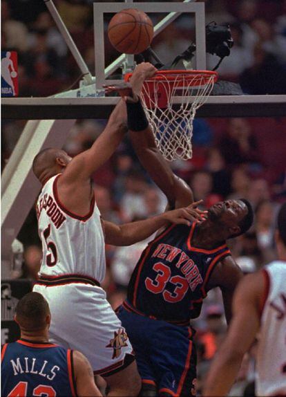 Ewing bloquea al jugador del Philadelphia 76ers Clarence Weatherspoon, durante un partido en Filadelfia en 1997.