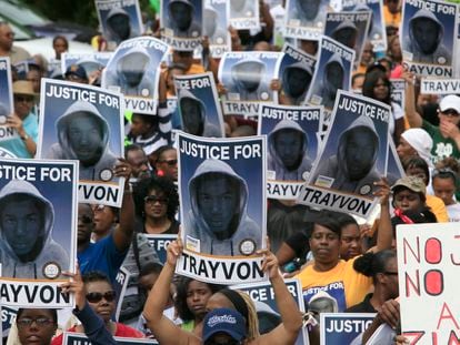 Manifestantes sostienen carteles durante una protesta tras la muerte de asesinado Trayvon Martin en Sanford, Florida.