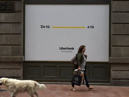 Una mujer pasa frente a la sede de Liberbank en Oviedo