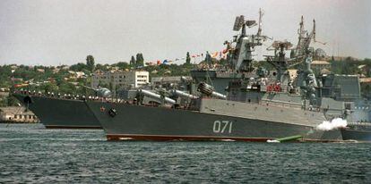 Buques de guerra rusos de la Flota del mar Negro durante un desfile naval en el puerto de Sebastopol, en julio de 2003.