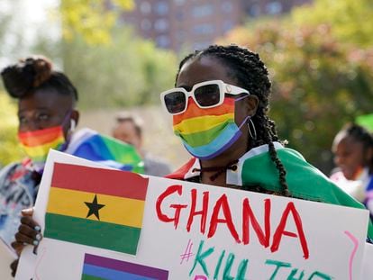 Wilhemina Nyarko asiste a una manifestación contra el controvertido proyecto de ley propuesto en el parlamento de Ghana que haría que identificarse como LGTBI o defensor del colectivo sea un delito punible con hasta 10 años de prisión, en el barrio de Harlem de Nueva York el lunes 11 de octubre de 2021.