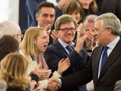 El nuevo presidente del Parlamento Europeo Antonio Tajani recibe felicitaciones de miembros de su grupo.