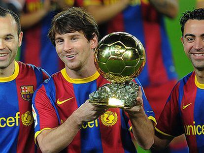 Messi posa con el Balón de Oro junto a Iniesta y Xavi.