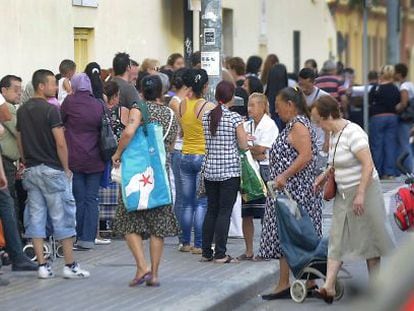 Largas colas de ciudadanos ante los bancos de alimentos de Valencia en una imagen de archivo.