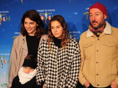 La actriz B&aacute;rbara Lennie con su pareja Diego Postigo y las hijas de este, Dora y June Postigo Bos&eacute;, en Madrid. 