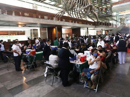 Jornada de vacunación de profesores en mayo de 2021, en la Biblioteca Vasconcelos de Ciudad de México.