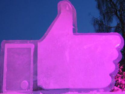 Símbolo de Facebook hecho de hielo en Luleå (Suecia).