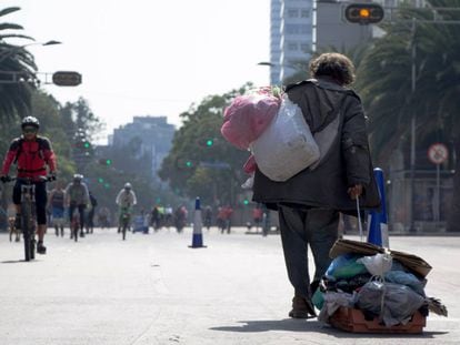 Un hombre sin hogar arrastra sus pertenencias en la Ciudad de México.