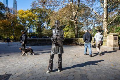 Una estatua en bronce de Diane Arbus (1923-1971), la fotógrafa que mejor retrató a los personajes marginales de Nueva York, ocupará un espacio en <a href="https://elviajero.elpais.com/elviajero/2021/04/15/actualidad/1618483910_345400.html" target="_blank">Central Park</a> hasta agosto de 2022. La estatua, de la artista Gillian Wearing, es la segunda dedicada a mujeres en la pradera de Manhattan, tras la levantada en 2020 en homenaje a tres históricas sufragistas.