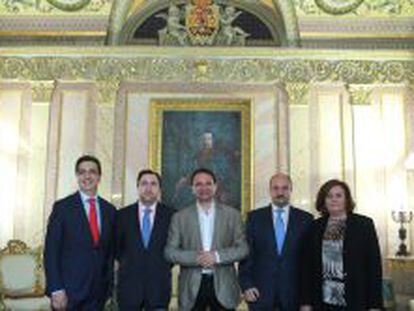 Francisco Morcillo (B3-Gestión), Santiago Lafuente (Aqualia), Pedro Arahuetes (alcalde de Segovia), Jesús López (Indra) y María Teresa de Ugarte (Enefi) en una sala del consistorio castellano.