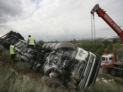 Cami&oacute;n en el accidente que caus&oacute; tres muertos en la N- 340 por Castell&oacute;n. 