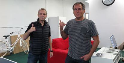 Micha Benoliel (fundador) y Christophe Daligault (director de marketing, a la derecha), en la sede de Firechat, en la bahía de san Francisco.
