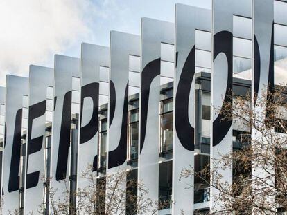 La banca pide a Repsol retrasar la OPV de sus renovables y buscar un socio