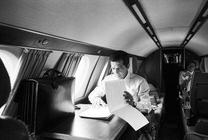15 de agosto de 1976. Adolfo Suárez, durante un reportaje realizado para la revista francesa Paris Match en el interior de un avión, a las pocas semanas de su nombramiento como presidente del Gobierno de España.