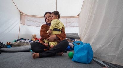 Mohyabim y su hija, en el campamento de Ellinikos.