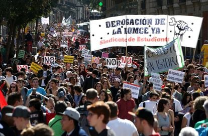 Manifestación convocada por el Sindicato de Estudiantes con motivo de la huelga general en la enseñanza pública, que ha partido de Atocha y finaliza en la madrileña Puerta del Sol de Madrid.
