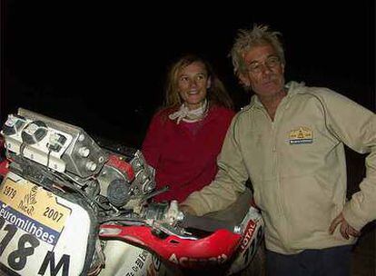 Anne-Charlotte Tilliette y su padre, Gérard, junto a sus motos.