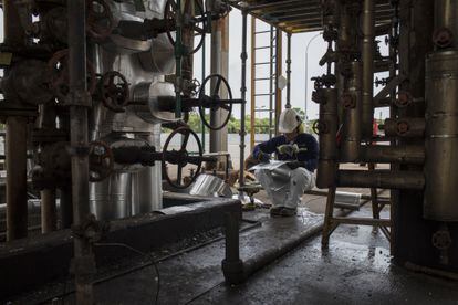 Un empleado trabaja en una refinería de Ecopetrol en Colombia, en 2018.