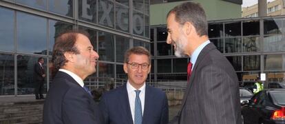 Felipe VI saluda al presidente del IEF, Ignacio Osborne, en presencia del presidente electo de la Xunta de Galicia, Alberto Nuñez Feijoo.