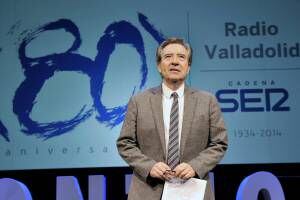 Iñaki Gabilondo durante el programa especial que ha conmemorado el 80 aniversario de Radio Valladolid.