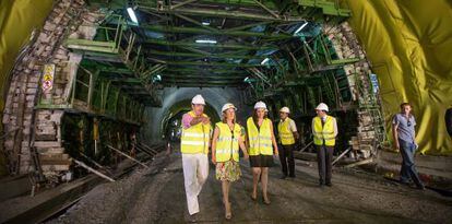 La ministra de Fomento, Ana Pastor, este jueves en un t&uacute;nel de la A-7.