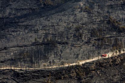 Un camión de bomberos avanzaba el lunes en el bosque calcinado cerca de El Pont de Vilomara, al norte de Barcelona.