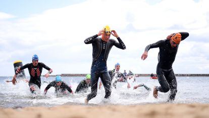 Varios atletas salen del agua durante la prueba del Campeonato del Mundo de Triatlón celebrada en Sunderland el 30 de junio.