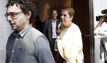 Los dirigentes de Izquierda-Ezkerra, Geroa Bai y EH Bildu, Txema Mauleón (izquierda), Uxue Barkos y Adolfo Araiz (centro), respectivamente, antes de reunirse el 12 de junio para negociar el Gobierno autonómico.