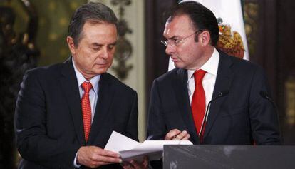 El secretario de Energ&iacute;a, Pedro Joaqu&iacute;n Coldwell (izquierda) al lado del secretario de Hacienda, Luis Videgaray.