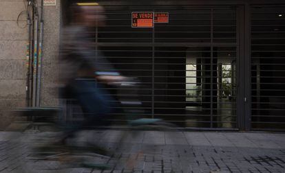 Cartel de venta de una plaza de garaje en la calle de Muñoz Torrero, en el entorno de Madrid Central.