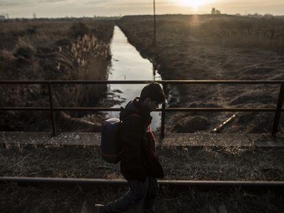 Un paquistaní sigue las vías del tren en dirección a la frontera serbo-húngara de Subótica, 
unos 300 kilómetros 
al norte de Belgrado.