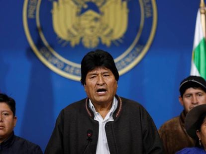 Evo Morales, durante su comparecencia este domingo en El Alto (Bolivia). En vídeo, el jefe del ejército boliviano, Williams Kaliman, insta a Morales a abandonar su cargo.