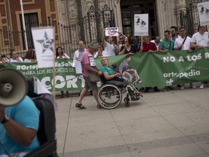 Los manifestantes protestan frente a San Telmo.