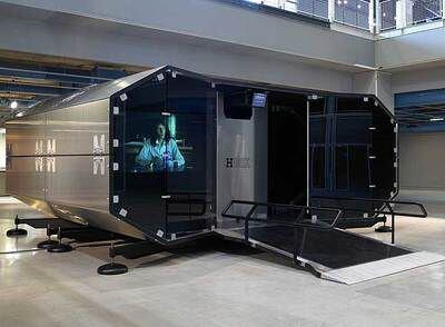 La cápsula H Box, cabina desmontable de videoproyección, propuesta de Hermès en apoyo del arte joven y presentada ahora en el Musac de León.