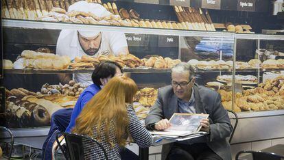 El franquiciador de una cadena de panaderías muestra su catálogo a interesados en abrir una franquicia durante la anterior edición del salón.