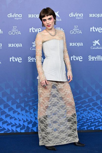 Jone Laspiur, ganadora del Goya en 2021 por Ane, con una de las tendencias de la temporada: las transparencias. Su vestido, de Georgiela Studio, con corsé de Aurem Biaix y joyas de Areta Mata y Estrella Jewells.