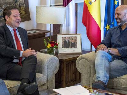El presidente de Castilla-La Mancha, Emiliano Garc&iacute;a-Page durante la reuni&oacute;n con el secretario general regional de Podemos, Jos&eacute; Garc&iacute;a Molina.
