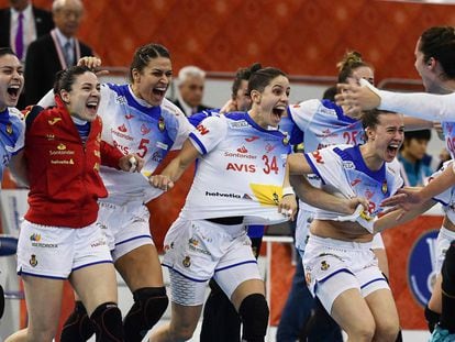 Las jugadoras de la selección española celebran la victoria frente a Noruega.