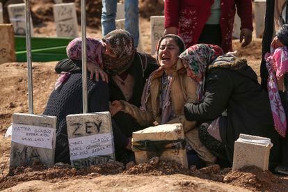 Mujeres llorando frente a las tumbas de los fallecidos del terremoto del pasado lunes en Adiyaman (Turquía), este viernes.
