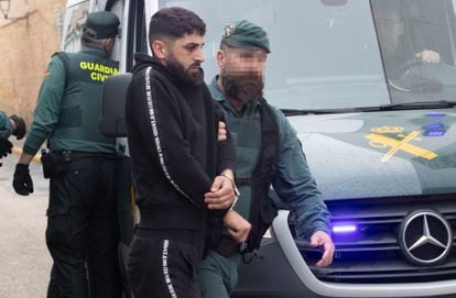 Agentes de la Guardia Civil trasladan a los juzgados de Barbate (Cádiz) a uno de los ocho detenidos por la muerte de los dos guardias civiles.
