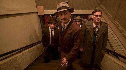 En primer plano, Gael García Bernal interpretando al policía que persigue a Pablo Neruda en 'Neruda'.
