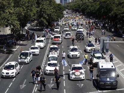 Miles de taxistas protesta en una manifestación en el centro de Madrid. 