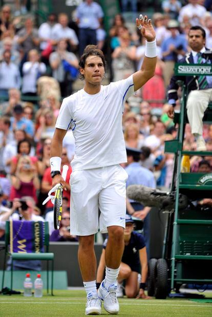 Nadal saluda a los espectadores en la pista 1 tras derrotar al luxemburgués Muller.