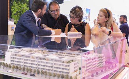 Asistentes a una feria inmobiliaria en Madrid, el pasado junio.