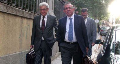 Roberto L&oacute;pez Abad, exdirector general de la CAM, camino de la Audiencia Nacional junto a su abogado.