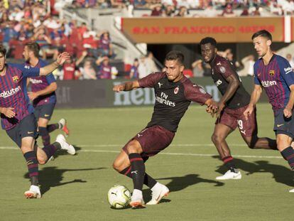 André Silva, nuevo jugador del Sevilla, le hace un gol al Barcelona.