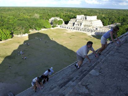 Turistas suben la pirámide de Chichén Itzá, en diciembre de 2004.